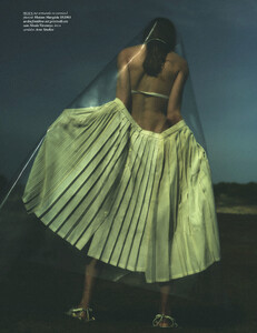 vogue-nl-0607-2020_by_annemarieke-van-drimmelen30.thumb.jpg.72973a05edd12597884a5553eb63bada.jpg