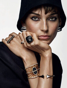 vogue-paris-09-2017_by_alique_(1).thumb.jpg.a9690be10f7a376e63232ad1a80b341d.jpg