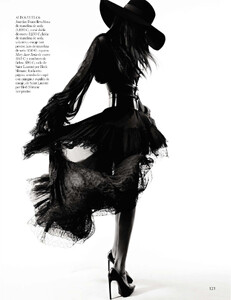 vogue-spain-2-2013_jourdan-dunn_(2).thumb.jpg.dca7dd3a91ffd0c9c738202368ddf4fc.jpg