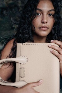 00009-chloe-resort-2023-credit-brand36101872d05321c2680ada2d769a4834_thumb.jpg