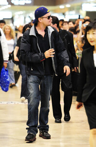 1012063023_Pictures-Inception-Leonardo-DiCaprio-Arriving-Japan(2).thumb.jpg.e403032c6eb6a18501cf24b7d547b600.jpg