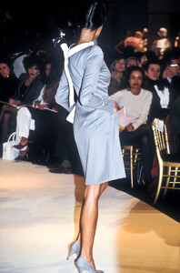 1106292188_Givenchy1996HauteCouture3.thumb.jpg.30851b2230ac66b091b1af7fc71f3ffb.jpg