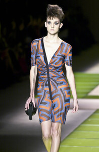 1109040696_Versace2001WomenRTW63.thumb.jpg.175288b44521ad96aac6e072d14113f2.jpg