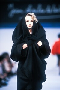 1124506439_JeanCharlesdeCastelbajac1989WomenRTW31.thumb.jpg.1bc87d84a2f1a09e37c9b0e5dd0d9651.jpg