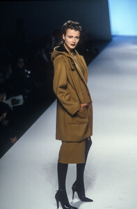 1159769355_SalvatoreFerragamo1998WomenRTW76.thumb.jpg.395a46c8ae015e8f067f85bbd272a7ba.jpg