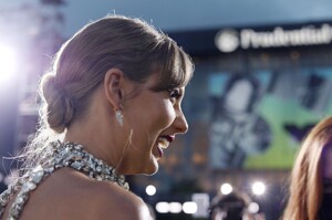 1220445918_taylorswiftoutfitsat2022mtvvmas27.thumb.jpg.6f857a266784180b2095dbf8a6cf2a1f.jpg