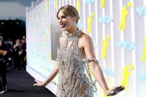 1262644703_taylorswiftoutfitsat2022mtvvmas25.thumb.jpg.4eadad15d92b31235529a3d1bbae57d7.jpg