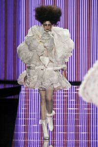 1292744188_JohnGalliano2004WomenRTW3.thumb.jpg.4c57cf581774d89522a792d0627a2fef.jpg
