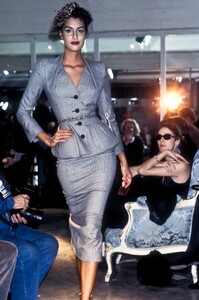 130909151_JohnGalliano1995WomenRTW12.thumb.jpg.eb4da535d00f762dac53e35a17a6baed.jpg