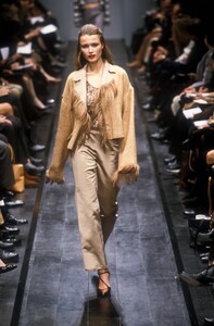 1345621735_Fendi1998WomenRTW67.thumb.jpg.58469f809e5fe85b5e7e74efc876b0b4.jpg