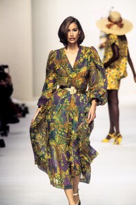 1367842986_Givenchy1993WomenRTW3.thumb.jpg.59f6d93e83e4a28ac3d36503588a53ee.jpg