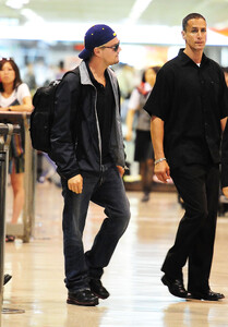 1410786005_Pictures-Inception-Leonardo-DiCaprio-Arriving-Japan(1).thumb.jpg.c6ee7460e3b4bc1e1f47c6e1f3e1d02f.jpg