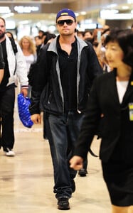 1461129603_Pictures-Inception-Leonardo-DiCaprio-Arriving-Japan(3).thumb.jpg.4514672d4655304a16c46de8474d9dba.jpg