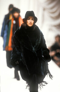 1473346417_Fendi1991WomenRTW15.thumb.jpg.b0ba5f85d0a184885baa9e1ddc7a0ca0.jpg