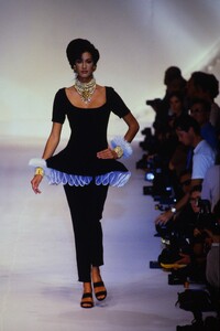 1496963360_ChristianDiorRTW-SpringSummer1993(6).thumb.jpg.1682f79ad3552ad38e2d390396d6e8e9.jpg