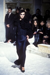 1503977784_JohnGalliano1995WomenRTW31.thumb.jpg.396539308a966b66f7761565557a5adb.jpg