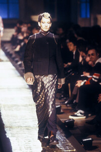 1521117568_DriesVanNoten1997WomenRTW107.thumb.jpg.ffd4264c4dd39ac02411725b08b8f803.jpg