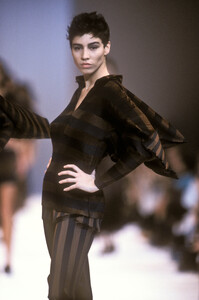 1558966813_IsseyMiyake1990WomenRTW24.thumb.jpg.fdbd076ec55608e5922c5dac2eecd704.jpg