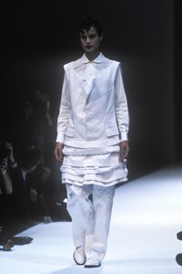 1570935234_CommedesGarcons1995WomenRTW25.thumb.jpg.590bb37823c2a9e8b5ba600edf9f89c2.jpg