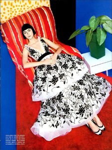 1598908854_ARCHIVIO-VogueItalia(June2006)-ThePoeticAllure-014.thumb.jpg.8e2d52423e015d75c3b1fed178f2d6f4.jpg