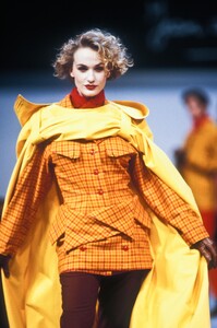 1641198603_JeanCharlesdeCastelbajac1989WomenRTW41.thumb.jpg.ce63cc9b29966c905c6211c300f64f95.jpg