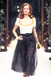 1665426887_Givenchy1993HauteCouture63.thumb.jpg.661a0e29ec7fb0a3a57bd923744bbaf2.jpg