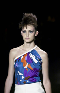 1677694232_Versace2001WomenRTW33.thumb.jpg.d8b7bcd3f48ba5709d2d9b1d091ac13e.jpg