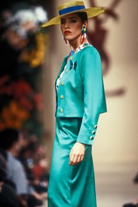 1687823858_YvesSaintLaurent1992HauteCouture25.thumb.jpg.f6209044a21c4025c955f6c707b814cb.jpg