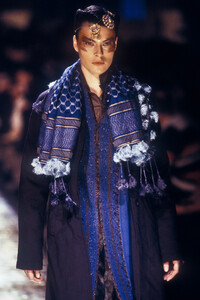 1690753597_DriesVanNoten1997WomenRTW23.thumb.jpg.952d199fb3106a4a17b605d31f0ab483.jpg