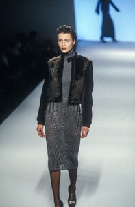 1702369475_SalvatoreFerragamo1998WomenRTW6.thumb.jpg.4cc16e5298946e73f811fe8f44b7a27c.jpg