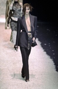 1760955324_JeanPaulGaultier2001WomenRTW50-.thumb.jpg.d5c8eb09a47962dc4b15c5c20a0cba38.jpg