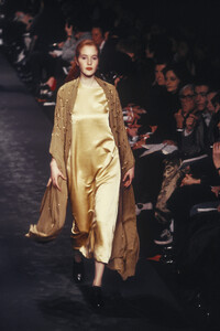 1831109440_DriesVanNoten1995WomenRTW33.thumb.jpg.51e8a271ada21eea4d9b94f001206edd.jpg