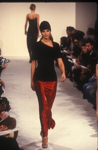 1903741520_MarcJacobs1996WomenRTW22.thumb.jpg.19680dd7e2b40be67ee7d515a696da2c.jpg