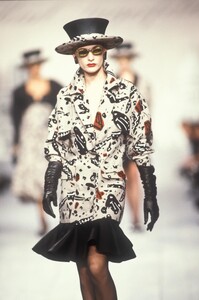 1913982741_KarlLagerfeld1987WomenRTW22.thumb.jpg.b98eb082602084602840fc62c7b82e84.jpg