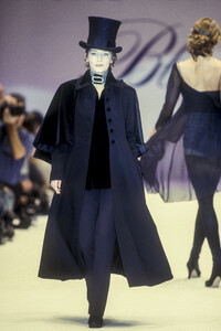 1933404857_Blumarine1993WomenRTW144.thumb.jpg.0700c2dc7fa00020518aad0b5f45ba58.jpg