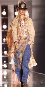 1937238337_melindaToths02dior-53.thumb.jpg.21d51cf6aaee7877b93bf35d97041019.jpg