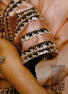 1943647035_VogueItalia(March2004CoutureSupplement)-Quintessence-005.thumb.jpg.74394a50382fc4ba697069221f7c762d.jpg