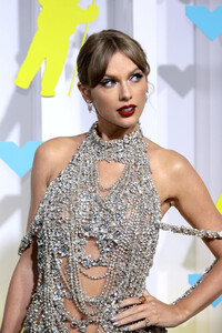 2040790750_taylorswiftoutfitsat2022mtvvmas55.thumb.jpg.23ee8075bc5a06ab73e8a623f0ebdbba.jpg