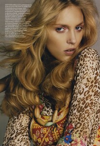 2053399946_VogueUK(March2005)-LightFantastic-005.thumb.jpg.028817e08cc2713c8cf9d060b39d31fa.jpg