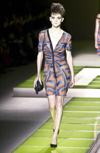 2074325992_Versace2001WomenRTW62.thumb.jpg.82dcc7b774cd1ce900f9c31856d0e467.jpg