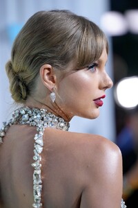 2142100715_taylorswiftoutfitsat2022mtvvmas11.thumb.jpg.e166bb0abdeee4a03709093a4f4b69a5.jpg