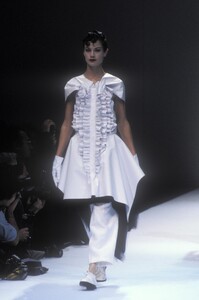 241150048_CommedesGarcons1995WomenRTW39.thumb.jpg.51c61ba38d9f18f0644ace803f7478f7.jpg