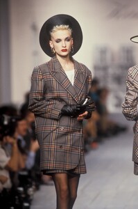 249610644_KarlLagerfeld1987WomenRTW5.thumb.jpg.787320b166e1c97b8a6b40e400cc3eea.jpg