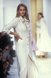 31983507_FashionClassic_CHANELFall_Winter1988.thumb.jpg.12888d03f48ef676b22982d6bfac5457.jpg