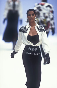 329708876_Byblos1992WomenRTW34.thumb.jpg.7f14dca862abc9ad93be2f13ffda104d.jpg