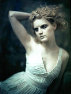 332034018_ARCHIVIO-VogueItalia(February2006)-Memoirs-011.thumb.jpg.7fba2c9242ef4978aaa3460371b57264.jpg