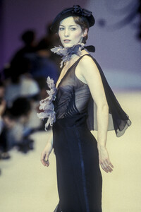 339056528_Blumarine1993WomenRTW156.thumb.jpg.0d0a98110a608eab9de59c66dbb331b4.jpg