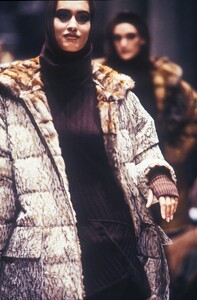 387355522_Fendi1992WomenRTW56.thumb.jpg.07941fbf88af57602de8ac79bc2ccc6e.jpg