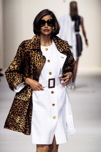 49110064_Givenchy1993WomenRTW75.thumb.jpg.b590f57df63bd41bea6b3f6a59643e43.jpg