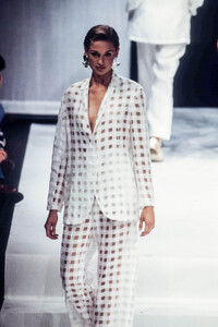 528426260_EmporioArmani1993WomenRTW27.thumb.jpg.1fc638aa3f1da05ea6667e114145f090.jpg